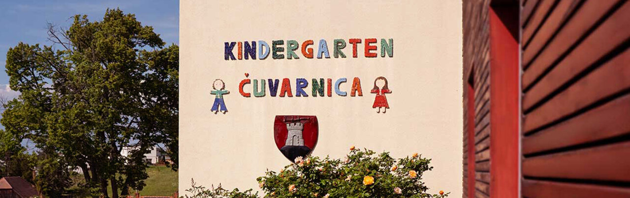 Bunter Schrifzug aus Keramik "Kindergarten Kuvarnica"