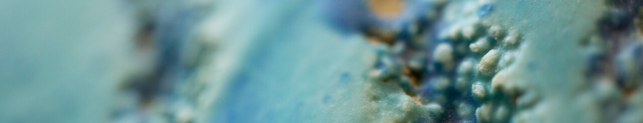 Blau und türkis glasierte Keramik mit strukturierter Oberfläche, Nahaufnahme