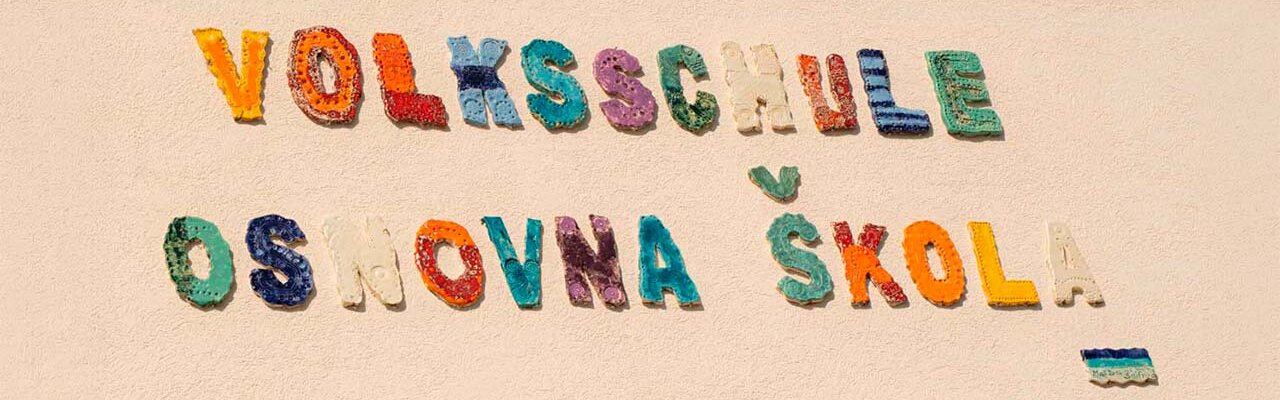 Bunter Schriftzug aus Keramik"Volksschule Osnovna Skola"