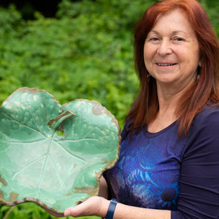 Karin Seifried hält eine Blattschale