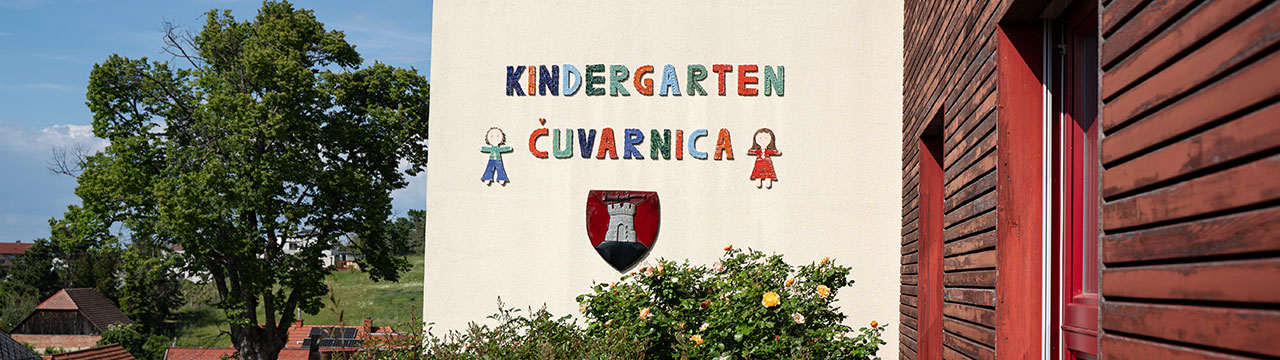 Schriftzug Kindergarten Cuvarnica auf der Mauer des Kíndergartens in Hornstein